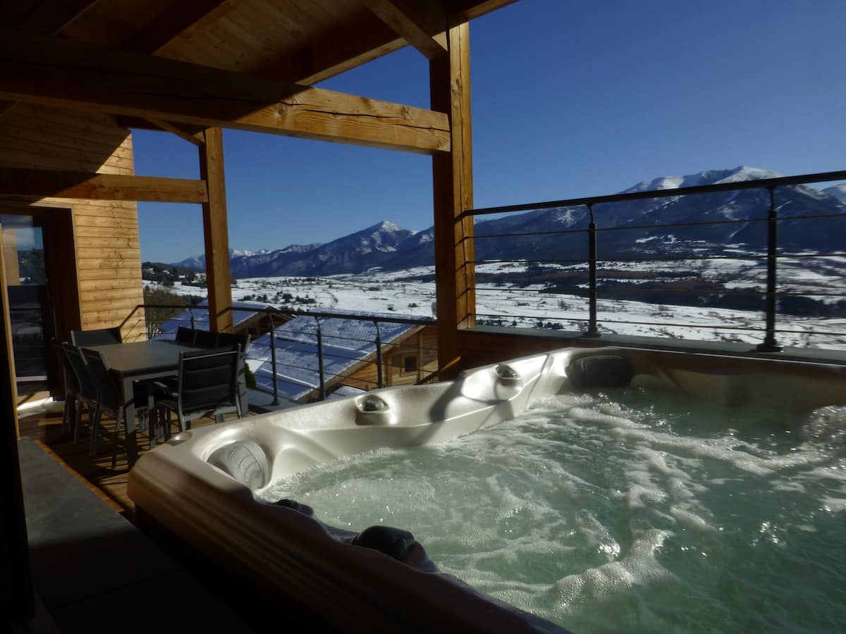 Jacuzzi privé sur le balcon du chalet Pic Llory, face aux montagnes de Font-Romeu